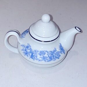 Mlesna Tea Pot by Lanka Porcelain LTD Blue & White w/Lid Flower Design